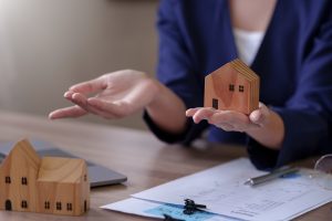 Female Real Estate Agent Offers Home Equity Loans To Clients Wit - Contabilidade em Brasília - DF | Integral Prime Assessoria Contábil